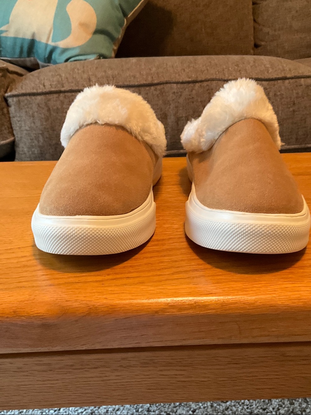 Minnetonka Women’s Size 6 Slip On Leather Upper Slippers, Great Condition